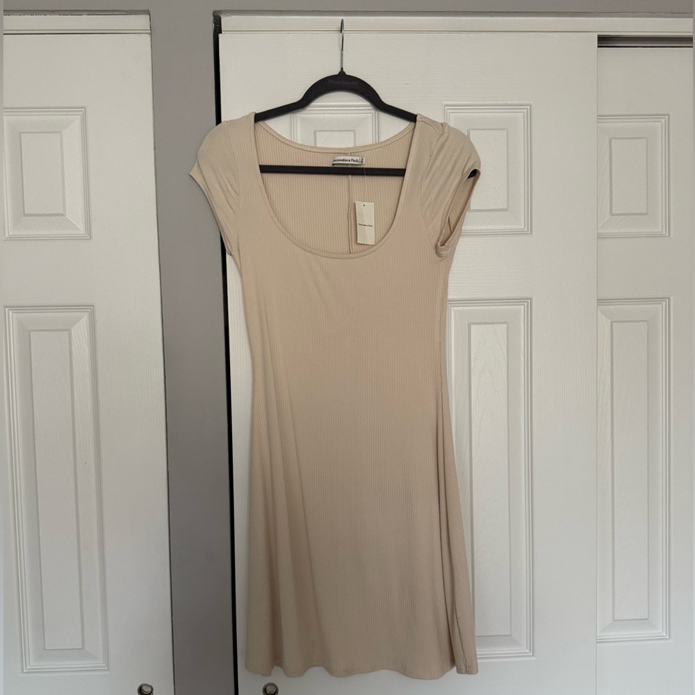 NWT Abercrombie & Fitch Women’s Cream Ribbed Short Sleeve Dress